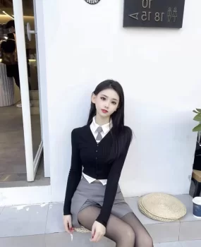 窈窕淑女艺术学院性感高级校花