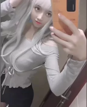 在发廊学徒的一时尚马尾辫00后小妹妹下班出