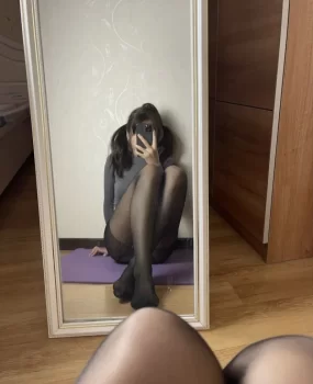 胸部挺腿长，前凸后翘，身材非常好，颜值也很高