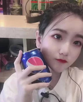 和他们聊天，他们全部是做的兼职的女孩，安全性高，可靠，干净卫生。